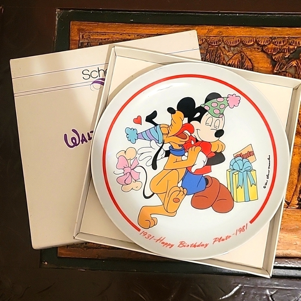 NIB Disney collectors plate‎ Pluto